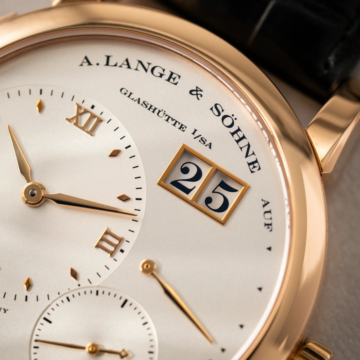 Detailaufnahme der Datumsanzeige von der A. Lange & Söhne Lange 1 der Referenz 101.032 mit 38,5mm-Roségold-Gehäuse und dem für das Modell typische, asymmetrisch angeordnete Zifferblatt mit Großdatum