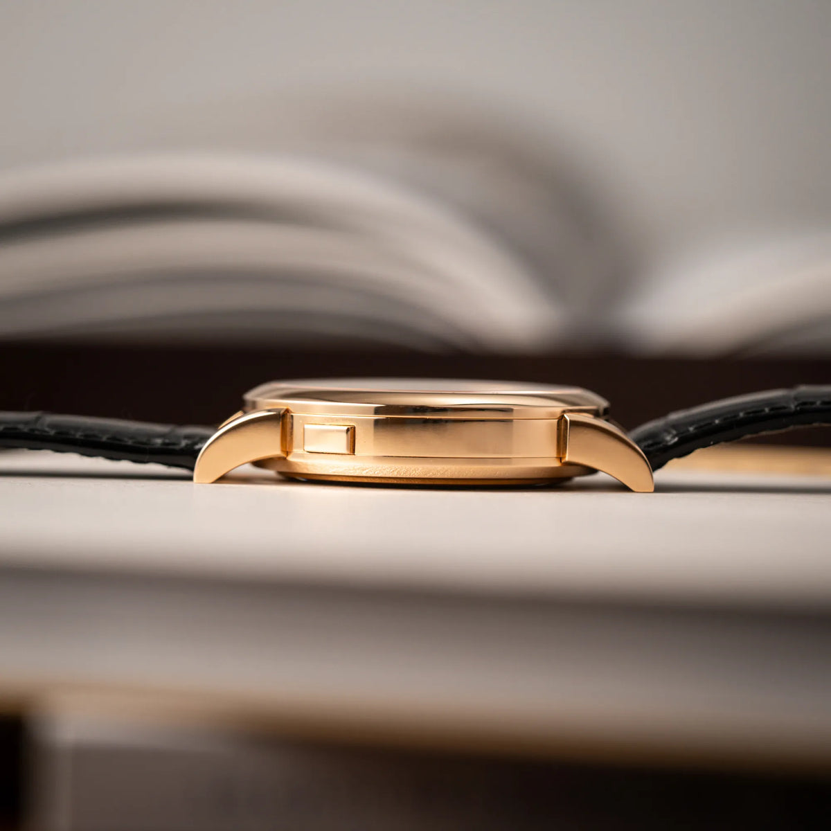 Produktfotografie der A. Lange & Söhne Lange 1 der Referenz 101.032 mit 38,5mm-Roségold-Gehäuse und dem für das Modell typische, asymmetrisch angeordnete Zifferblatt mit Großdatum zeigt das Gehäuse und die Bandanstöße 