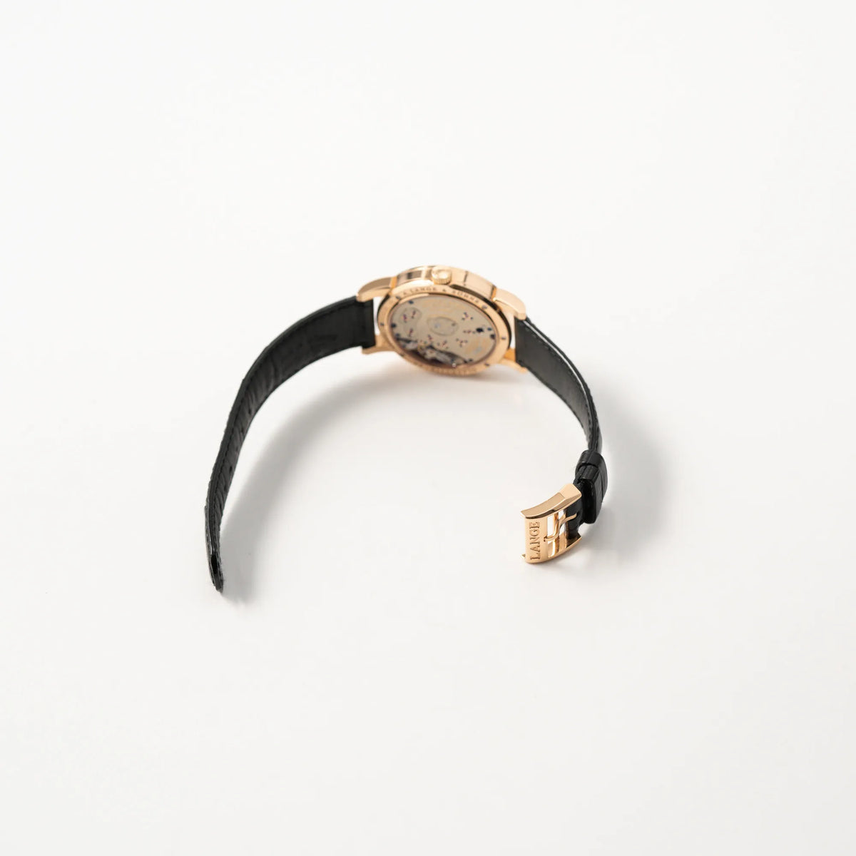 Geöffnete Dornschliesse der A. Lange & Söhne Lange 1 der Referenz 101.032 mit 38,5mm-Roségold-Gehäuse und dem für das Modell typische, asymmetrisch angeordnete Zifferblatt mit Großdatum
