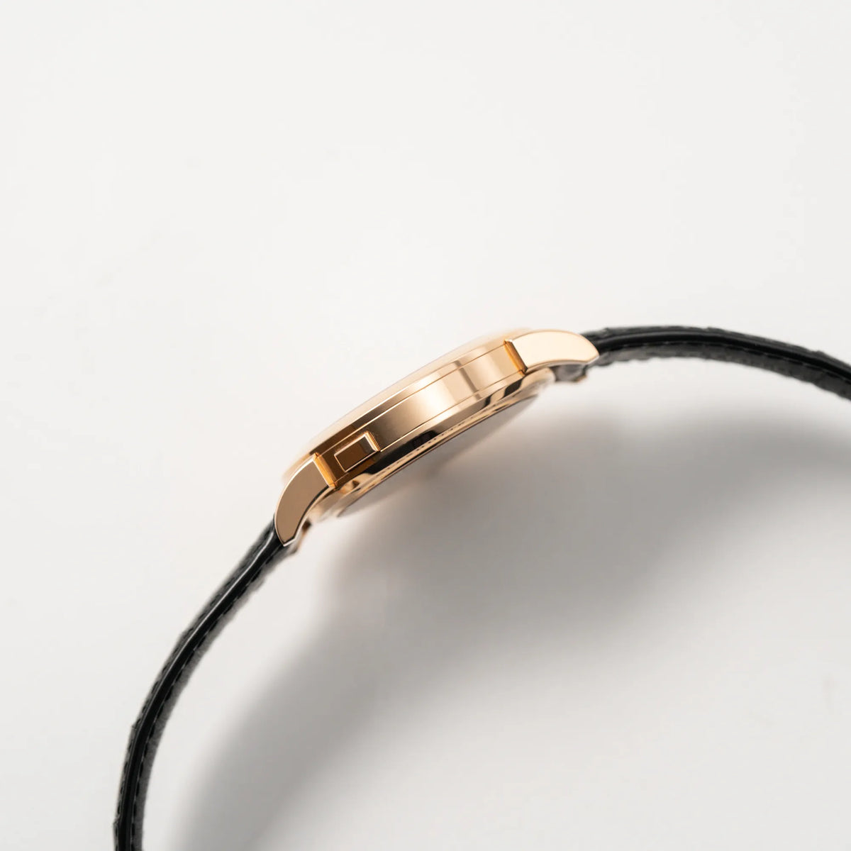 Seitliche Gehäuseflanke der A. Lange & Söhne Lange 1 der Referenz 101.032 mit 38,5mm-Roségold-Gehäuse und dem für das Modell typische, asymmetrisch angeordnete Zifferblatt mit Großdatum