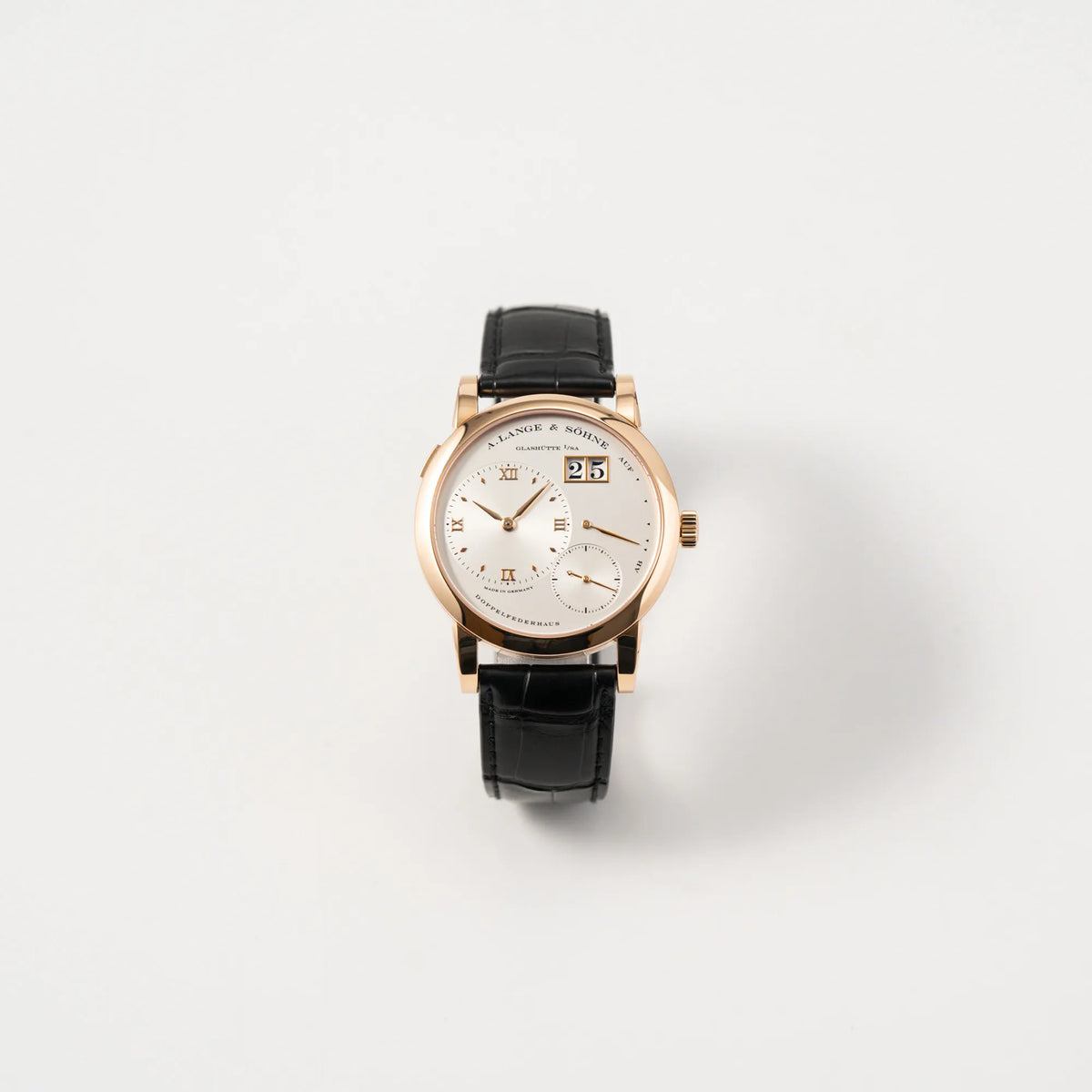 Frontale Ansicht der A. Lange & Söhne Lange 1 der Referenz 101.032 mit 38,5mm-Roségold-Gehäuse und dem für das Modell typische, asymmetrisch angeordnete Zifferblatt mit Großdatum