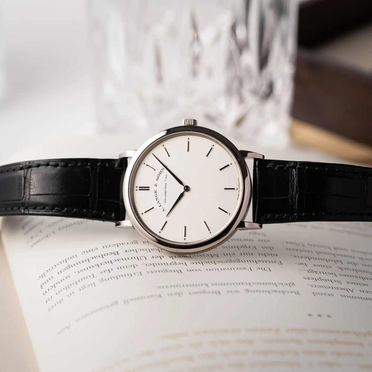 Zweizeiger Armbanduhr A.Lange Söhne Saxonia Thin der Referenz 211.026 im Weißgold-Gehäuse mit weiß-silbernem Zifferblatt am schwarzen Lederarmband
