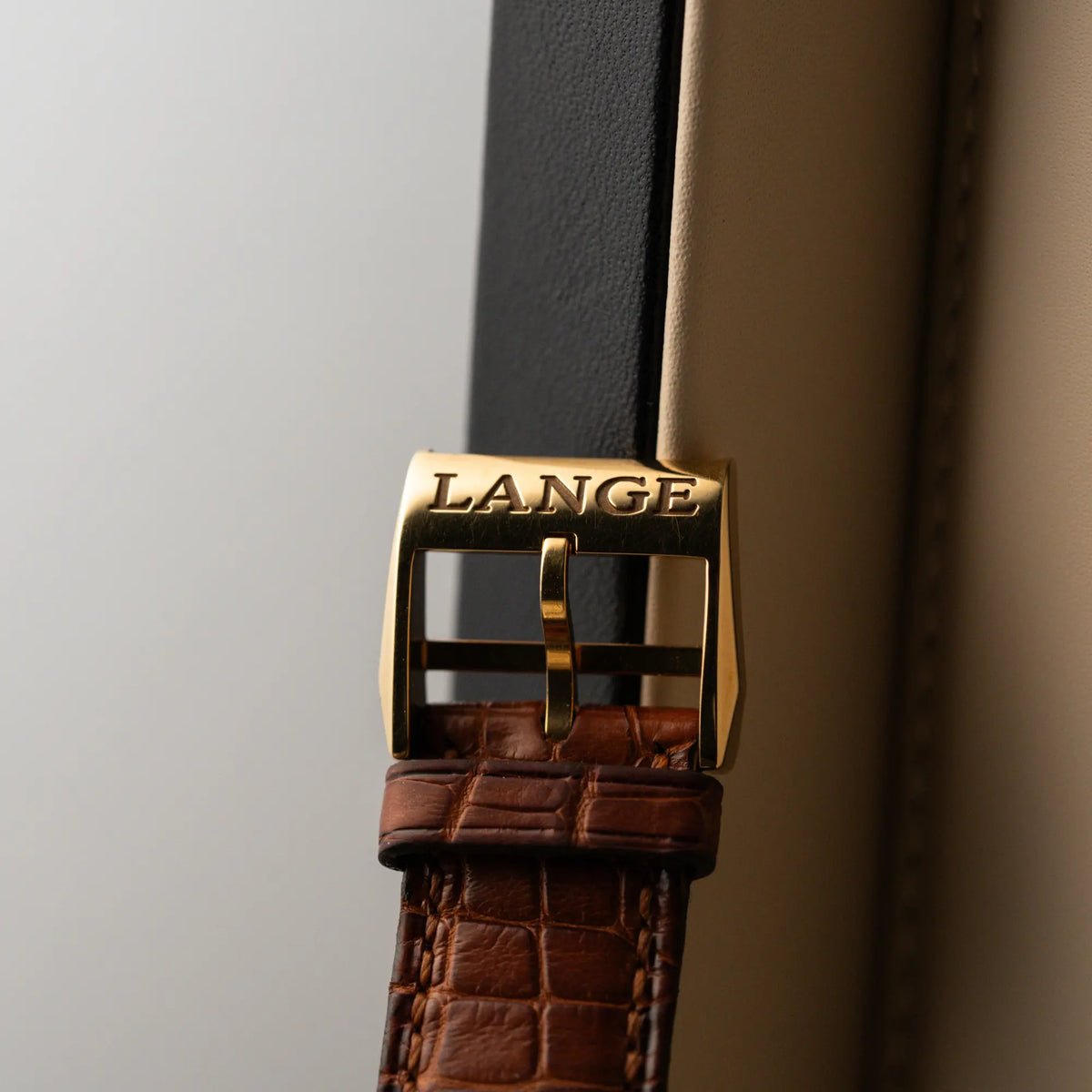 Detailaufnahme der Dornschliesse in Gelbgold mit Lange-Schriftzug der A. Lange & Söhne Armbanduhr "Lange 1"