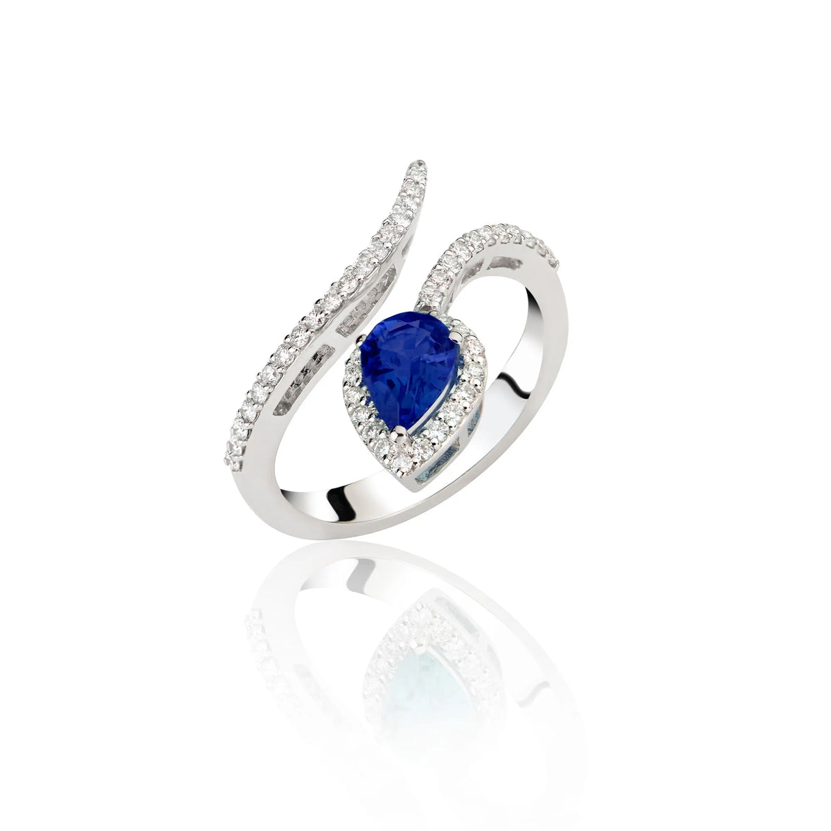 Produktfotografie des weißgoldenen Lunatica Roma Rings ABZ-150-1 mit einer offenen Ringschiene mit Brilliantbesatz und blauem Saphir-Tropfen als zentralen Edelstein