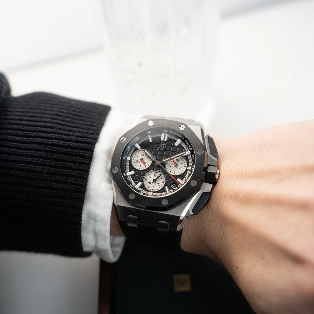 Wristshot mit dem Audemars Piguet Royal Oak Chronograph 26420SO.OO.A002CA.01 mit schwarzem Zifferblatt und Lünette