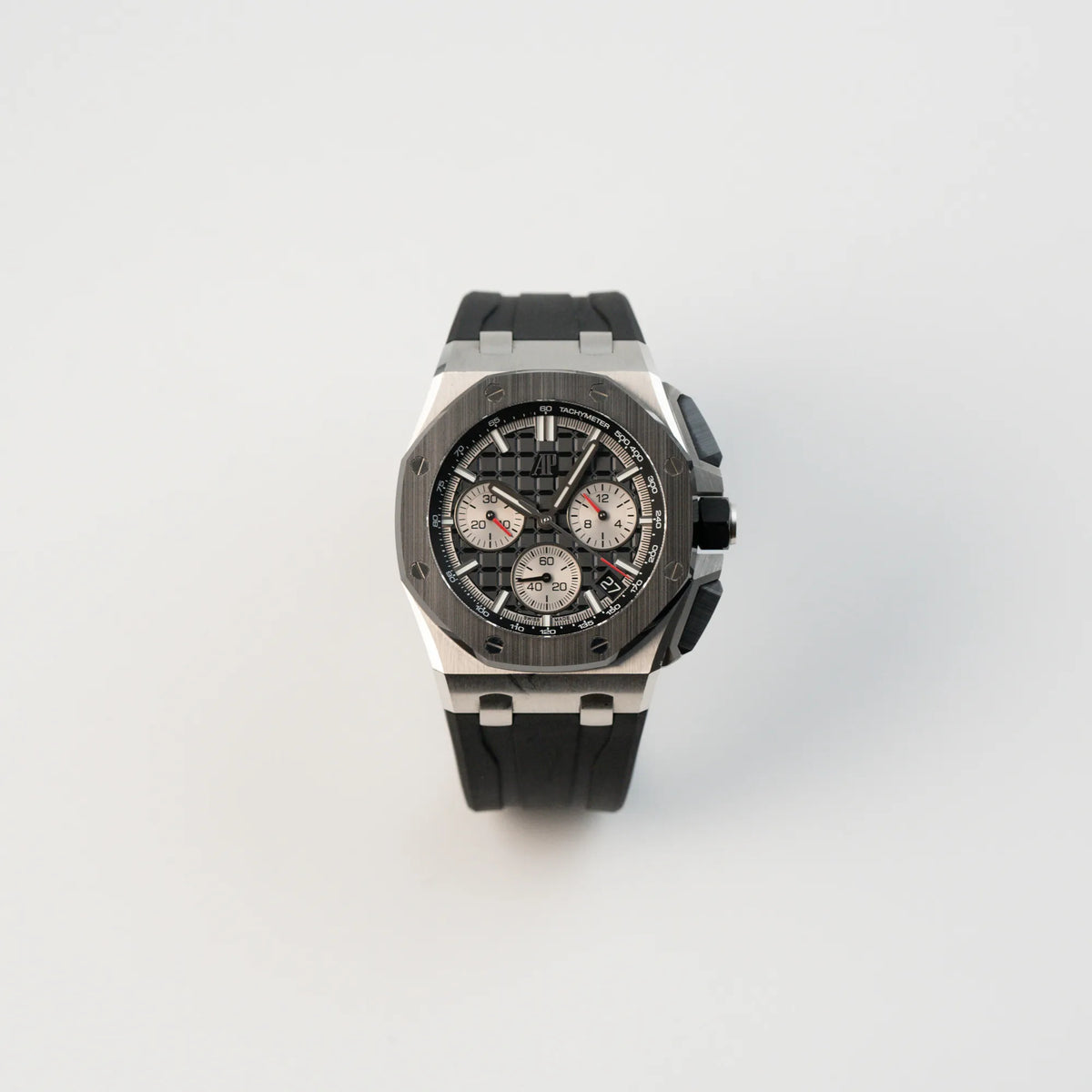 Frontale Ansicht des Audemars Piguet Royal Oak Chronograph 26420SO.OO.A002CA.01 mit schwarzem Zifferblatt und Lünette