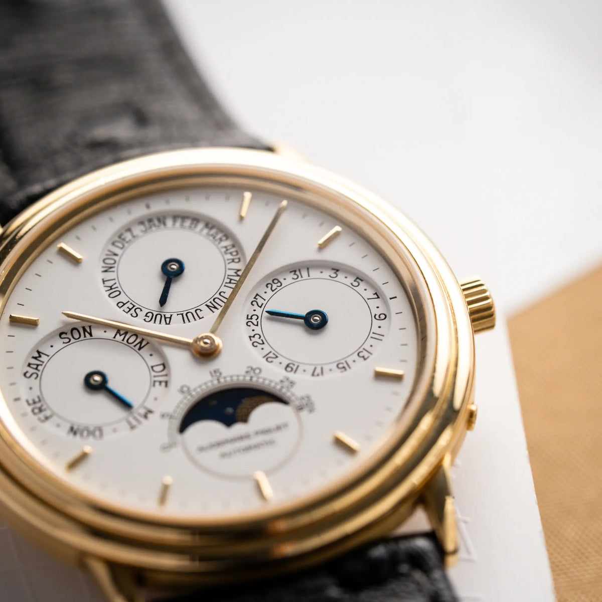 Produktfotografie der Audemars Piguet Quantième Perpétual der Referenz 5548BA mit 36mm-Gelbgold-Gehäuse und weißem Zifferblatt an einem schwarzen Lederband mit Fokus auf der Datumsanzeige