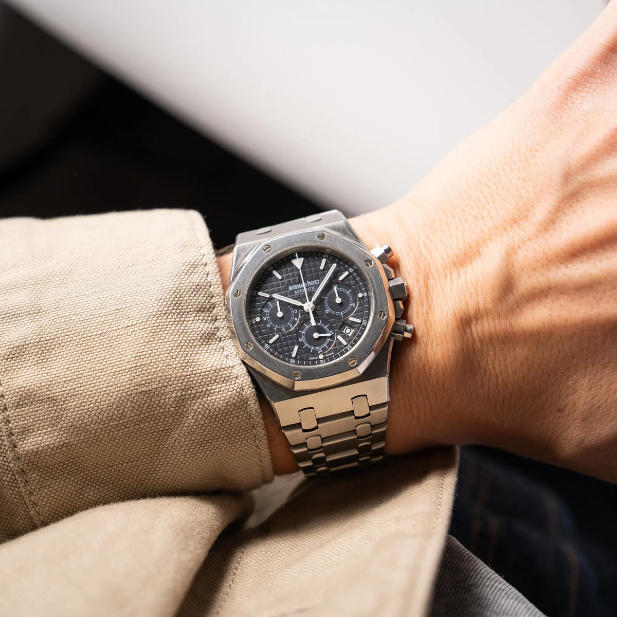 Mann präsentiert den Audemars Piguet Royal Oak Chronograph Kasparov der Referenz 25860ST.mit blauem Tapisserie-Zifferblatt im 39mm-Edelstahl-Gehäuse an seinem Handgelenk