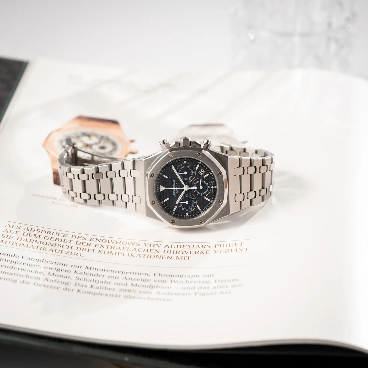 Produktfotografie der Audemars Piguet Royal Oak Chronograph Kasparov der Referenz 25860ST.mit blauem Tapisserie-Zifferblatt im 39mm-Edelstahl-Gehäuse mit geöffneter Faltschliesse