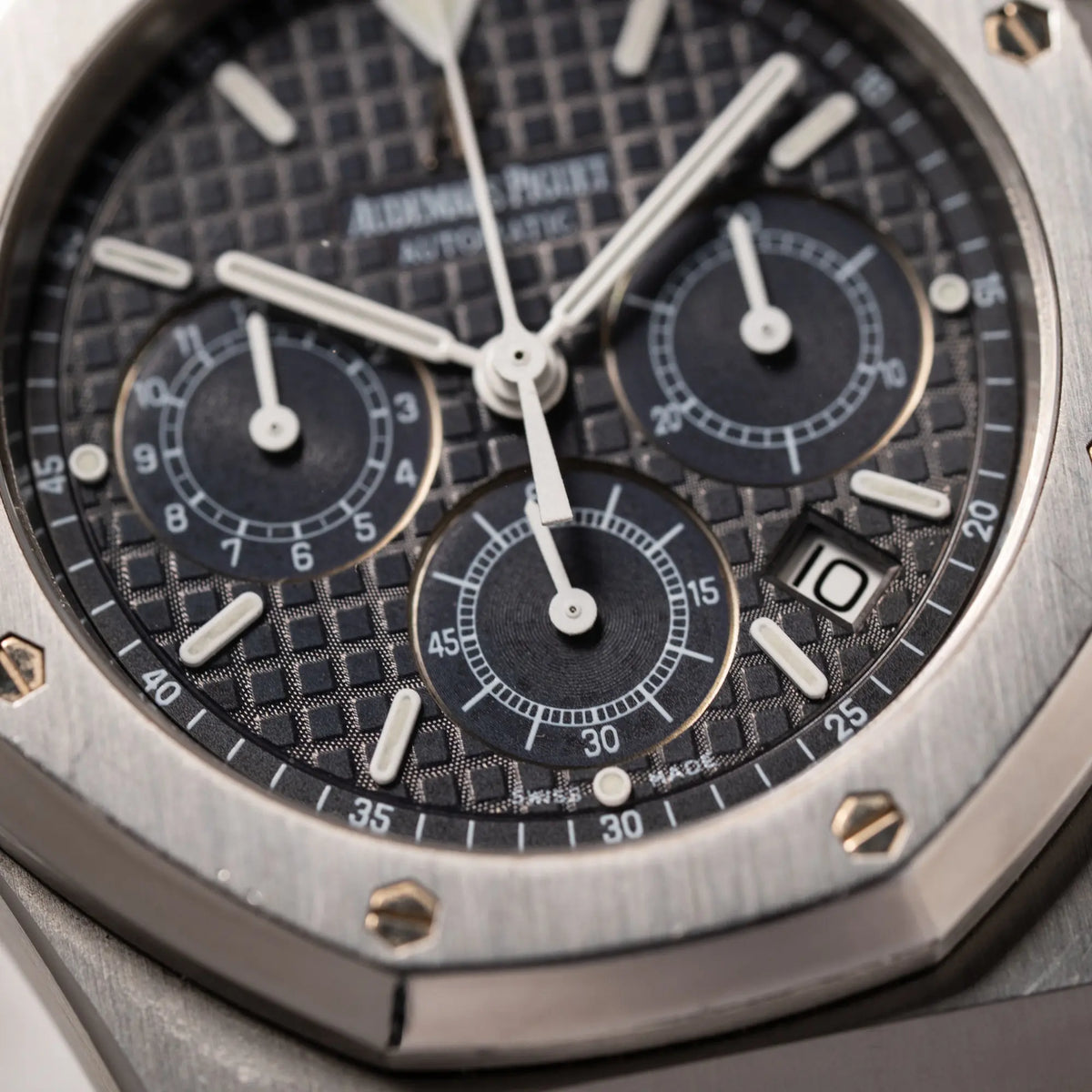 Detailaufnahme der Audemars Piguet Royal Oak Chronograph Kasparov der Referenz 25860ST.mit blauem Tapisserie-Zifferblatt im 39mm-Edelstahl-Gehäuse mit Fokus auf dem Sekundenzähler bei 6 Uhr