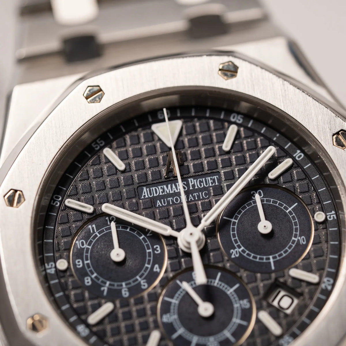 Detailaufnahme der Audemars Piguet Royal Oak Chronograph Kasparov der Referenz 25860ST.mit blauem Tapisserie-Zifferblatt im 39mm-Edelstahl-Gehäuse