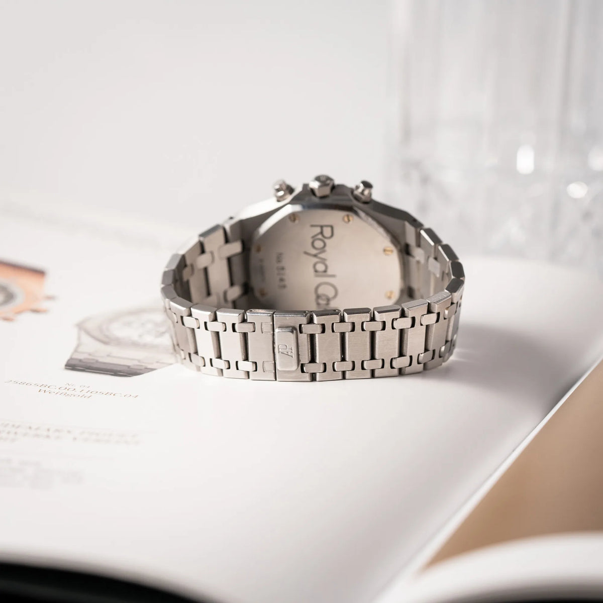 Produktfotografie der Audemars Piguet Royal Oak Chronograph Kasparov der Referenz 25860ST.mit blauem Tapisserie-Zifferblatt im 39mm-Edelstahl-Gehäuse zeigt das Armband