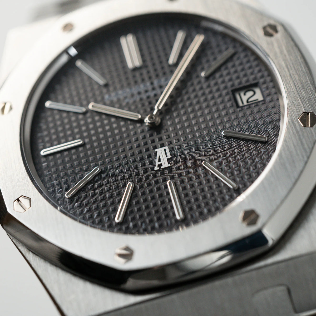 Makroaufnahme des Zifferblatts in Anthrazitund der Lünette der Audemars Piguet Royal Oak 5402ST aus der B-Serie in Stahl