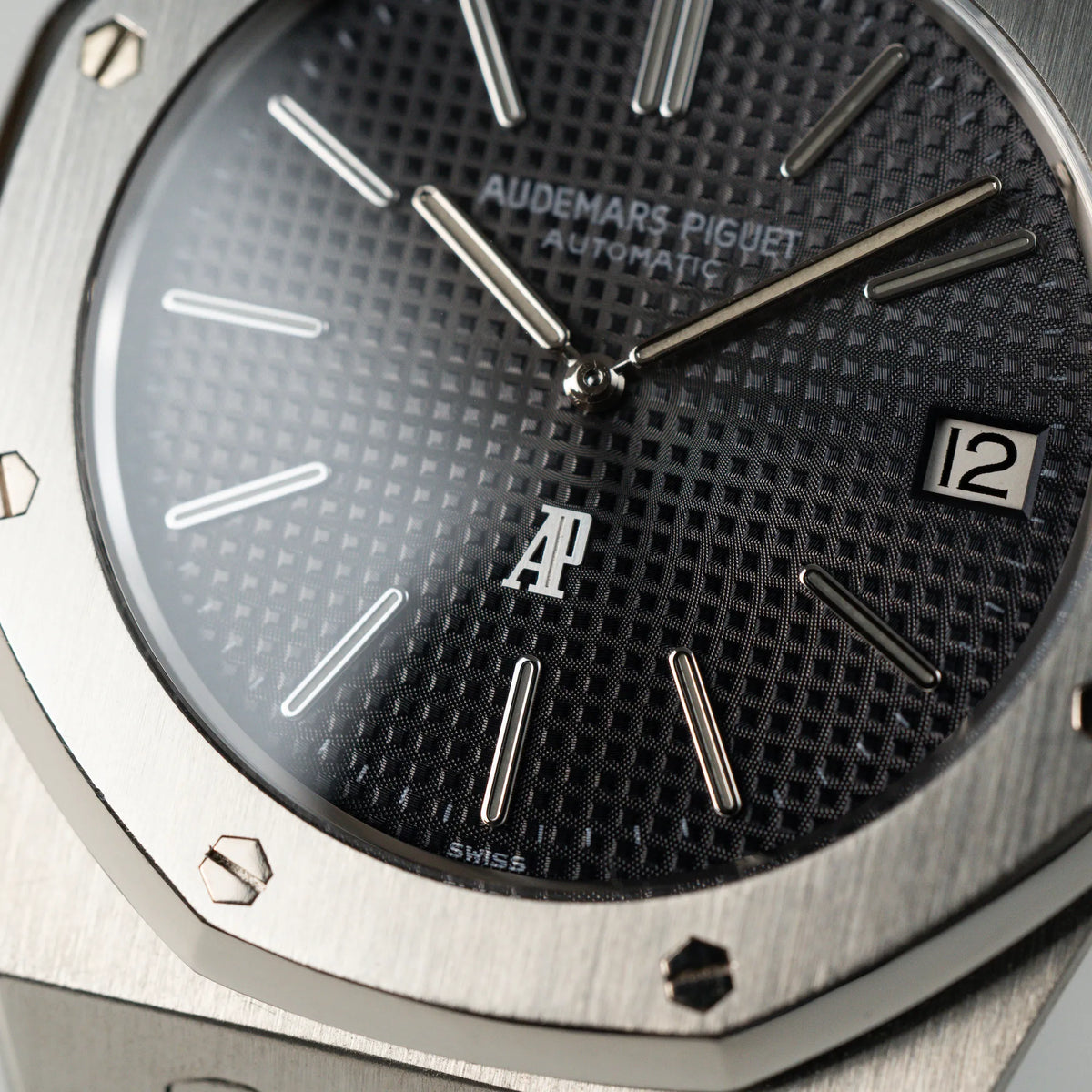 Makroaufnahme des Zifferblatts in Anthrazitund der Lünette der Audemars Piguet Royal Oak 5402ST aus der B-Serie in Stahl