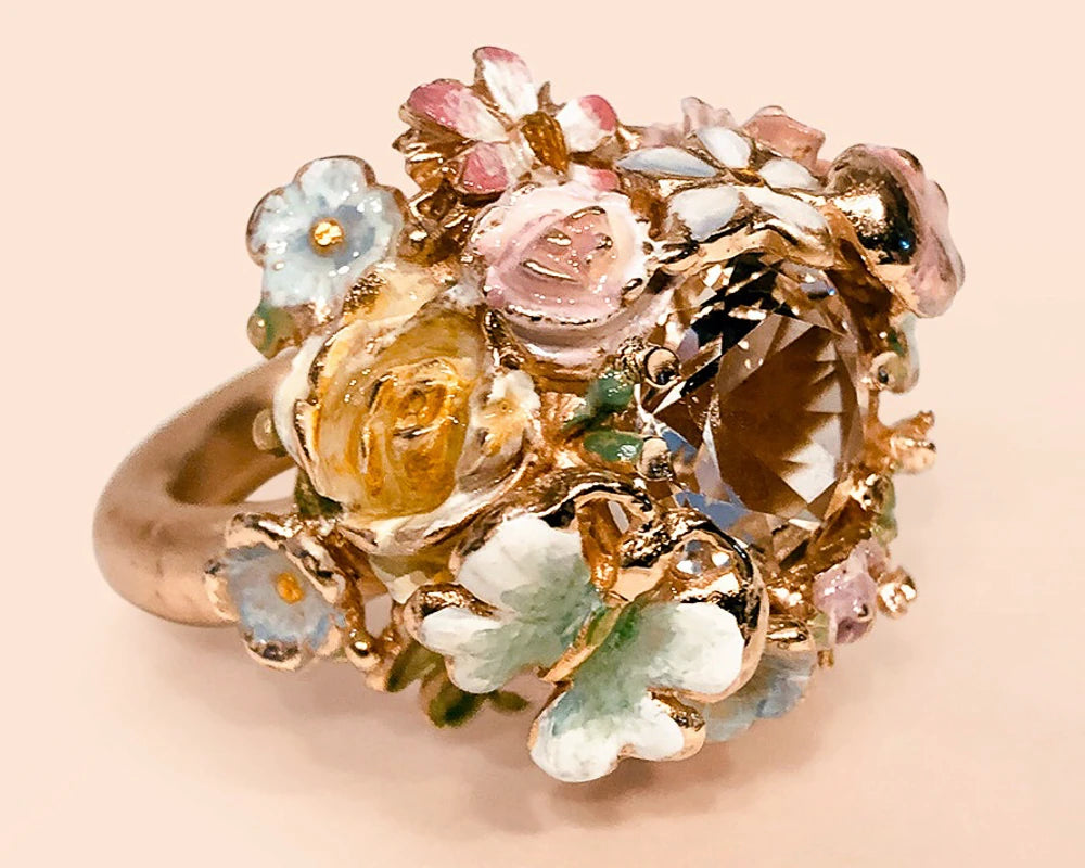 Produktfotografie des verspieltem, detailreichen Damenrings mit Blumendesign aus der Fiorissimi Kollektion von Barbara Haas