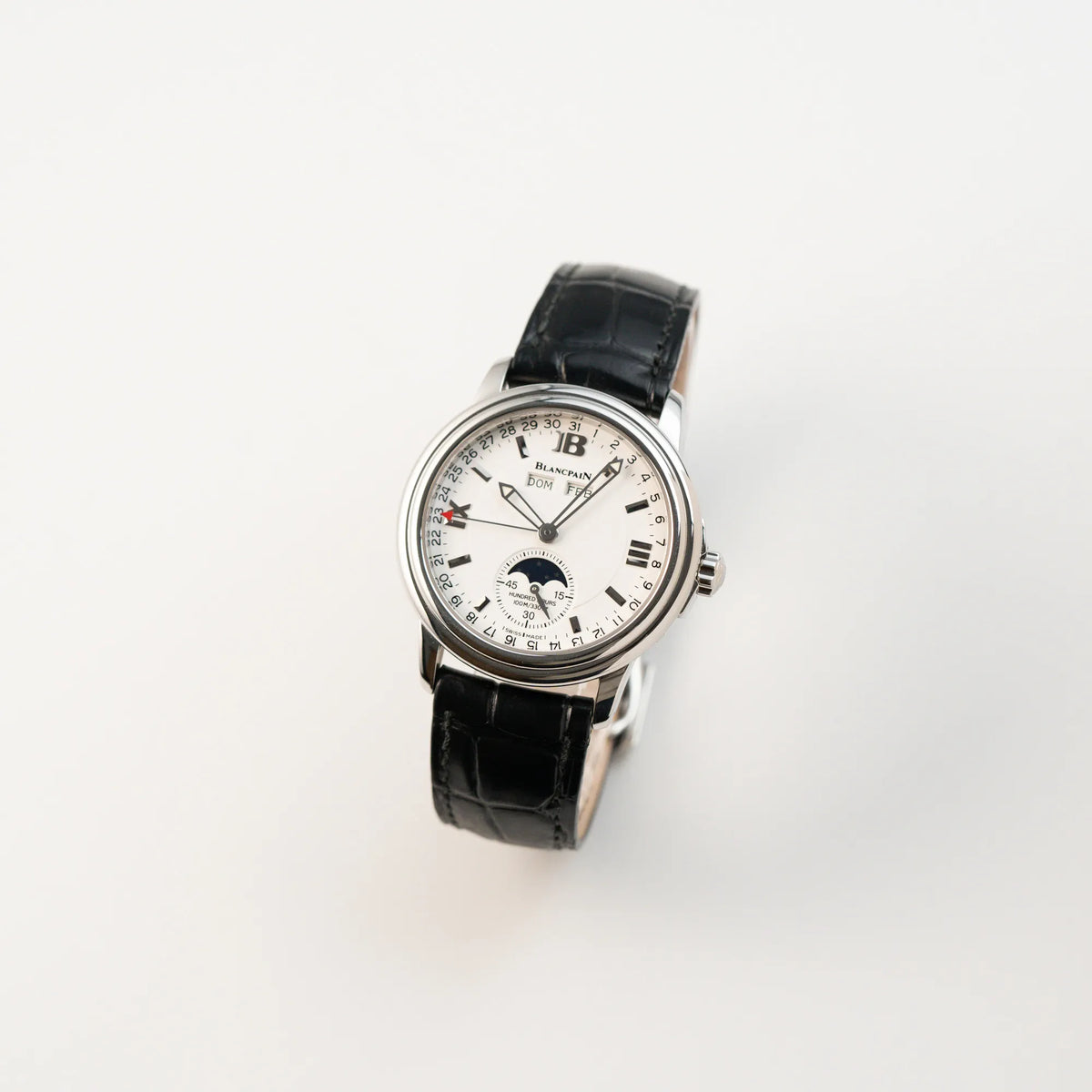 Leicht schräge Ansicht der Blancpain Léman Mondphase (auf weißem Zifferblatt) Armbanduhr mit Triple-Date-Funktion 