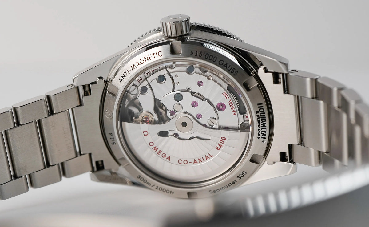 Blick auf das mechanische Uhrwerk (Automatik-Werk) einer Omega Seamaster 300 durch den Gehäuseboden aus Glas