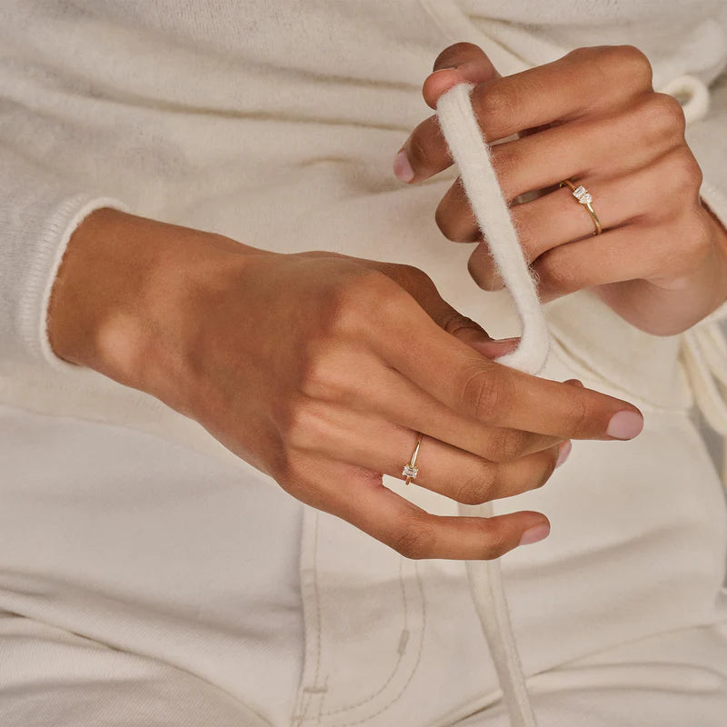 Frau trägt zwei minimalistische Damenringe von Blush Jewels an Ihren Ringfingern