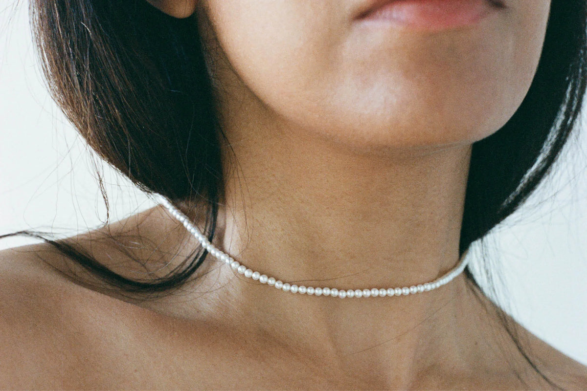 Frau trägt eine Perlenkette von Blush Jewels um ihrem Hals