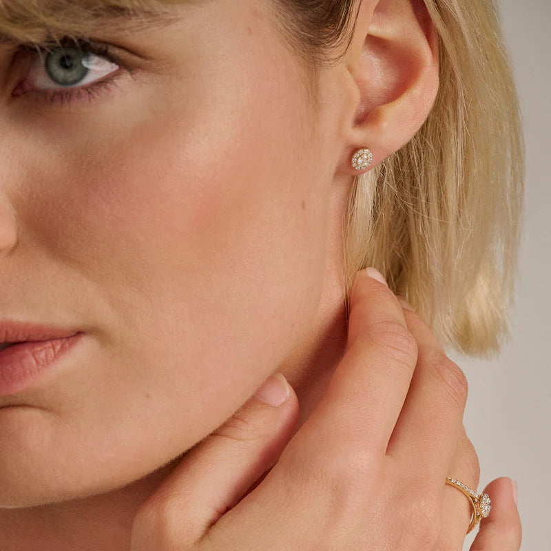 Model trägt den Ohrstecker für Damen LG7033Y von Blush Jewels in Ihrem Ohr, welcher einen zentralen ovalen Labordiamanten mit einem darum gesetzten Diamantkranz besitzt