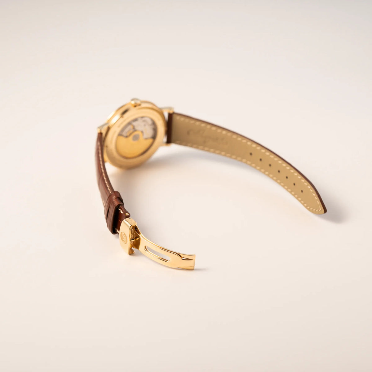 geöffnete Faltschliesse der gelbgoldenen Breguet Armbanduhr des Models Classic Retrograde 5207 am braunen Lederband