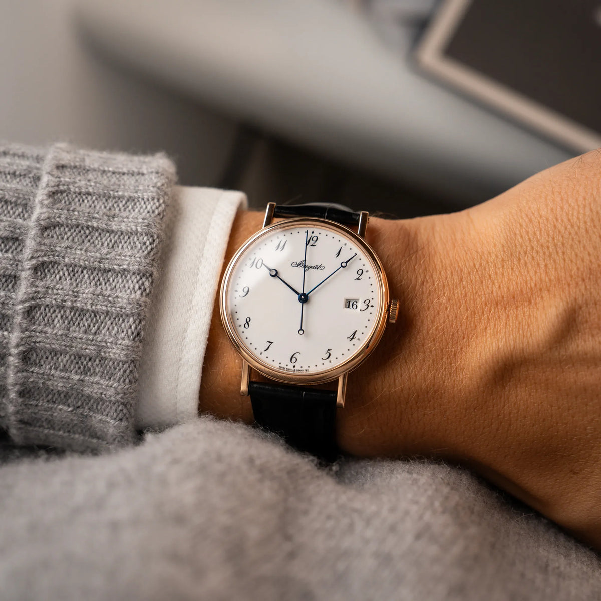 Wristshot mit der Breguet Classique 5177 in Roségold mit weißem Emaille-Zifferblatt