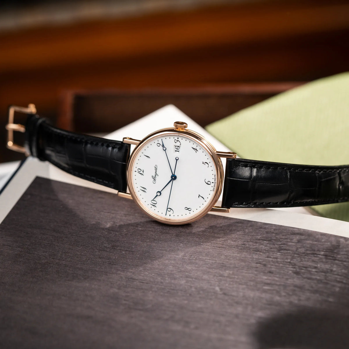 Produktfotografie der Breguet Classique 5177 in Roségold mit weißem Emaille-Zifferblatt