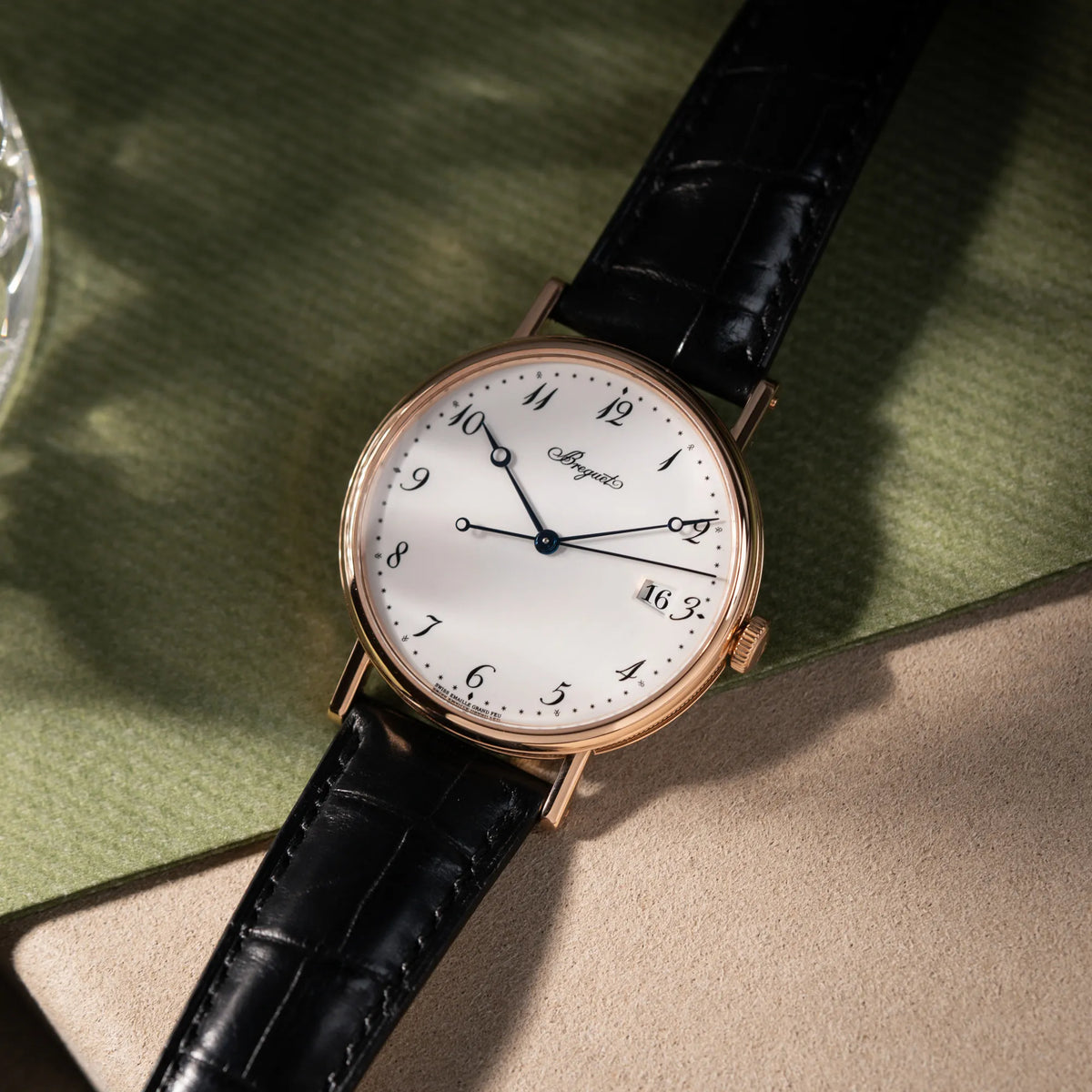 Produktfotografie als Titelbild für die Breguet Classique 5177 in Roségold mit weißem Emaille-Zifferblatt