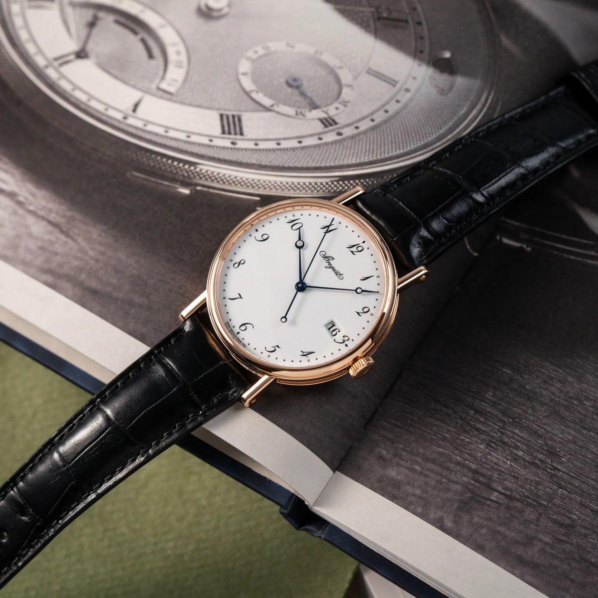 Fotografie der Breguet Classique 5177 in Roségold mit weißem Emaille-Zifferblatt