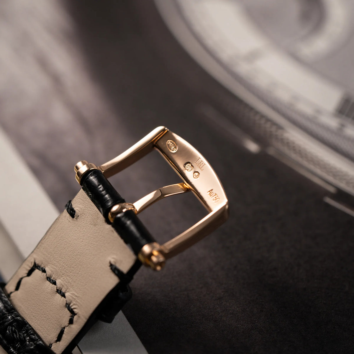 Detailaufnahme der rosegolddenen Dornschliesse der Breguet Classique 5177 in Roségold mit weißem Emaille-Zifferblatt