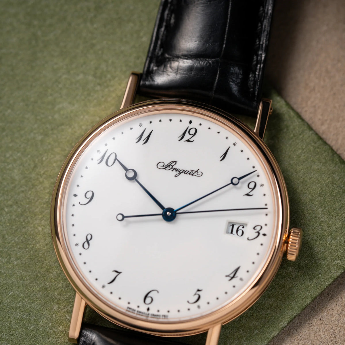Detailaufnahme der Breguet Classique 5177 in Roségold mit weißem Emaille-Zifferblatt