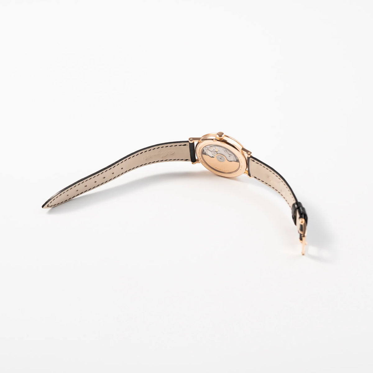 Geöffnete Dornschließe am Lederband von der Breguet Classique 5177 in Roségold mit weißem Emaille-Zifferblatt
