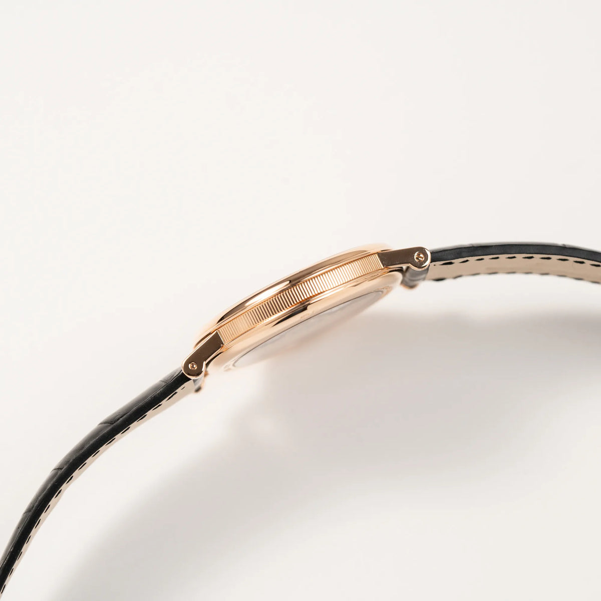 Seitliche Gehäuseflanke der Breguet Classique 5177 in Roségold mit weißem Emaille-Zifferblatt zeigt das Detail der kannelierten Lünette