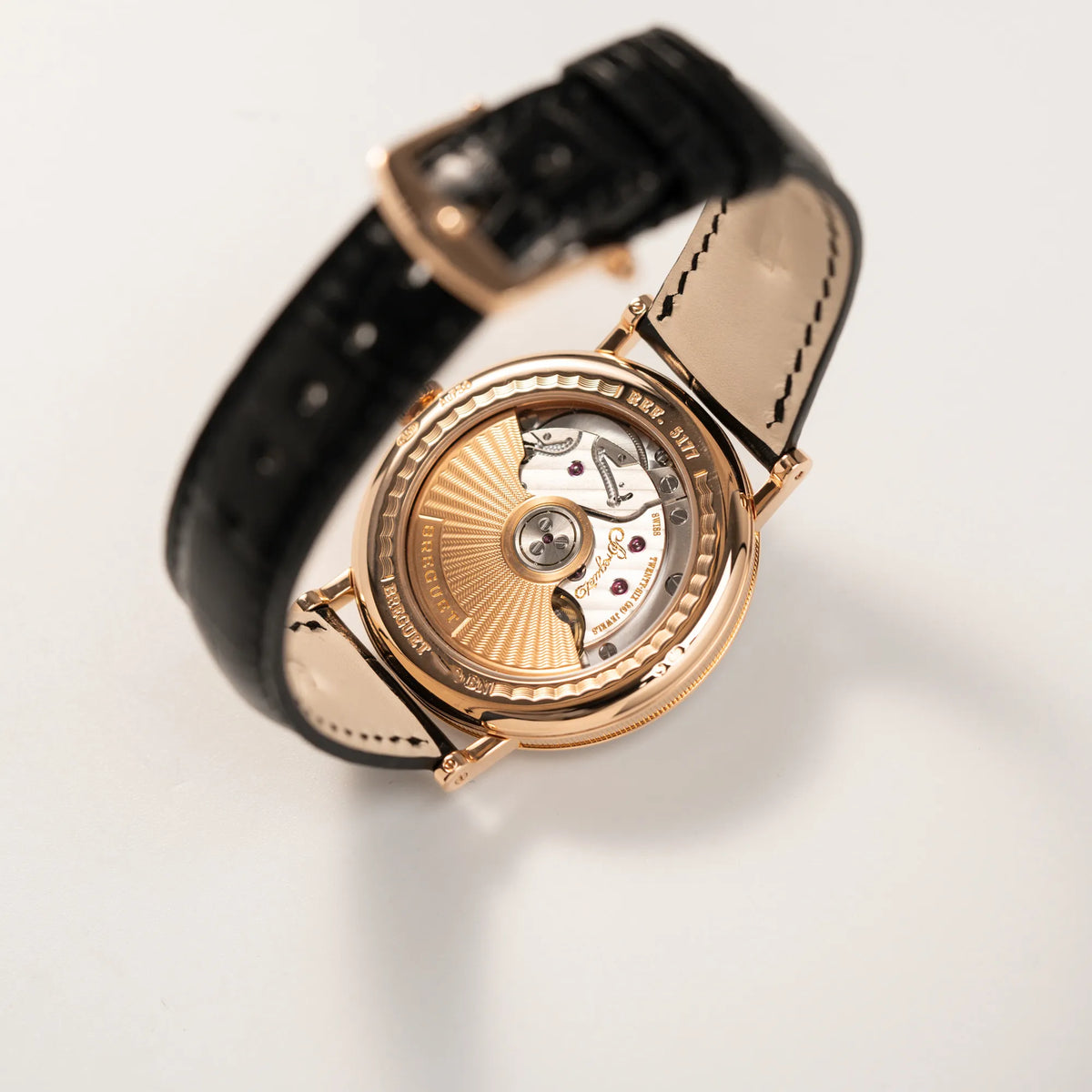 Gehäuseboden mit Sichtglas und Blick auf das Uhrwerk der Breguet Classique 5177 in Roségold mit weißem Emaille-Zifferblatt