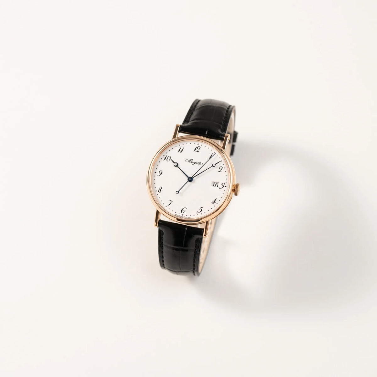 Leicht schräge Ansicht der Breguet Classique 5177 in Roségold mit weißem Emaille-Zifferblatt