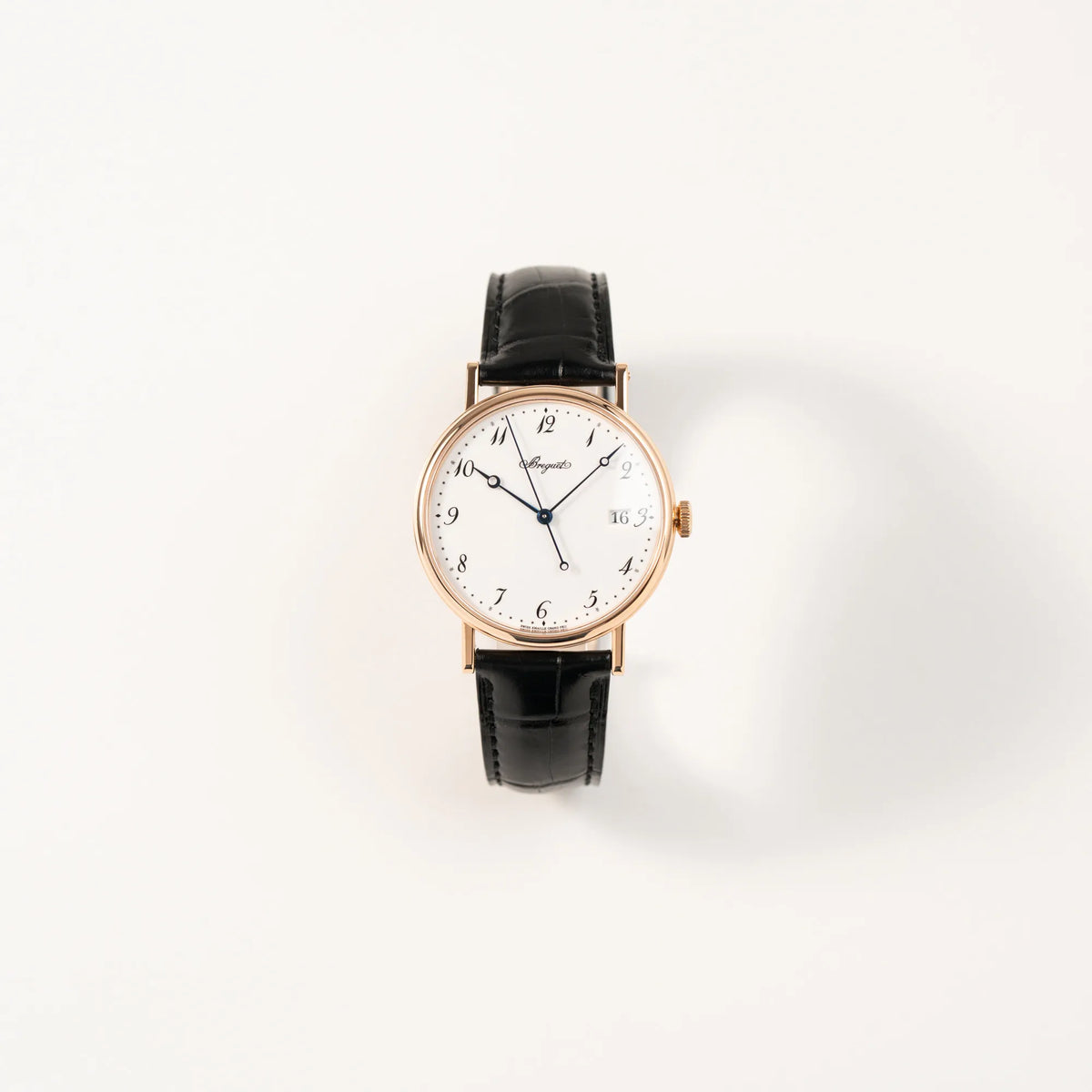 Frontale Ansicht der Breguet Classique 5177 in Roségold mit weißem Emaille-Zifferblatt
