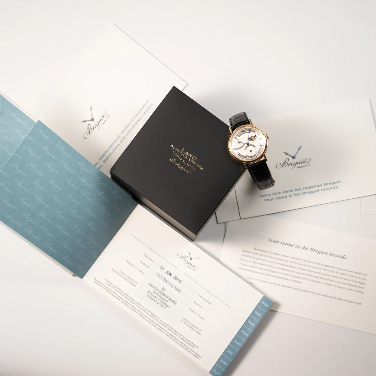 Breguet Classique 7137BA mit einem Gelbgoldgehäuse in klassischer Form mit einem silbernen Zifferblatt mit jeweils einem anderen handgefertigten Guilloche-Muster für jede Komplikation  zusammen mit dem Lieferumfang, betsehend aus original Papieren und einer Uhrenbox unseres Ateliers