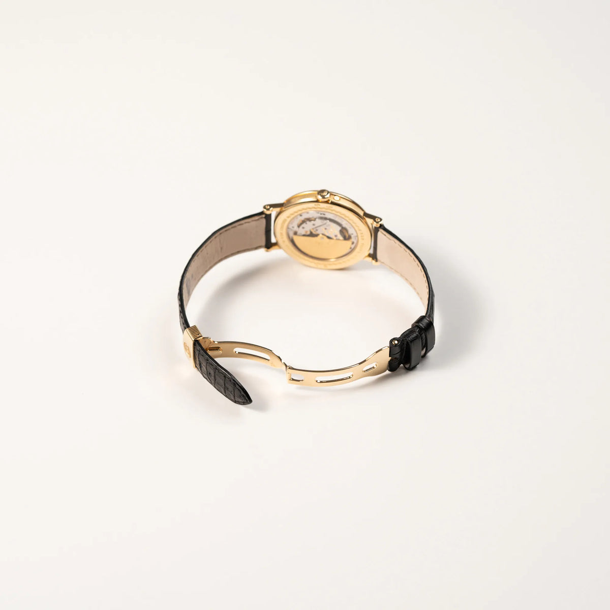 Geöffnete Faltschliesse aus Gelbgold am originalen Breguet-Lederband von der Breguet Classique 7137BA mit einem Gelbgoldgehäuse in klassischer Form mit einem silbernen Zifferblatt mit jeweils einem anderen handgefertigten Guilloche-Muster für jede Komplikation 