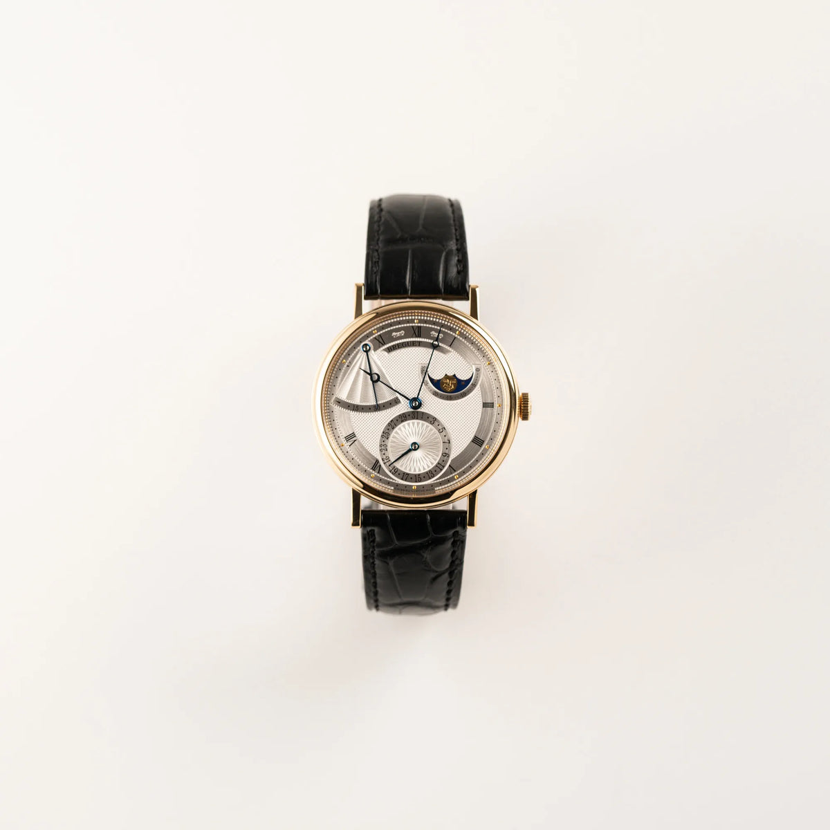 Frontale Ansicht der Breguet Classique Mondphase 7137 in Gelbgold mit silbernen, verschieden guillochiertem Zifferblatt