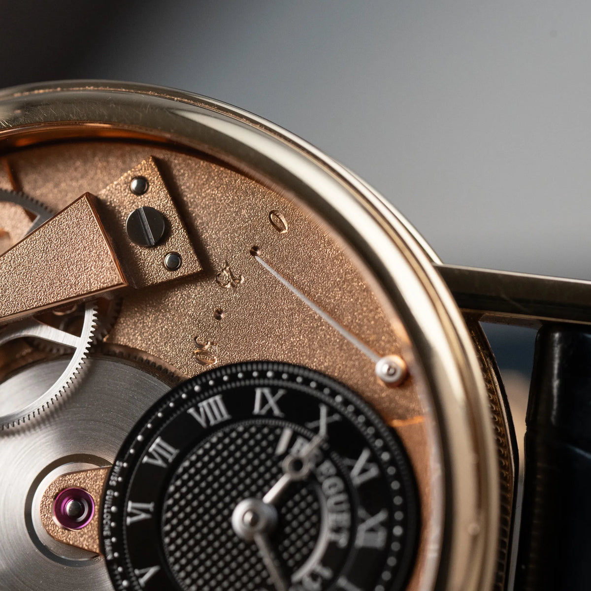 Detailaufnahme der Gangreserve-Anzeige auf dem besonderen Zifferblatt der klassischen Breguet Tradition  Armbanduhr mit Rosegold-Gehäuse und schwarzem Lederband