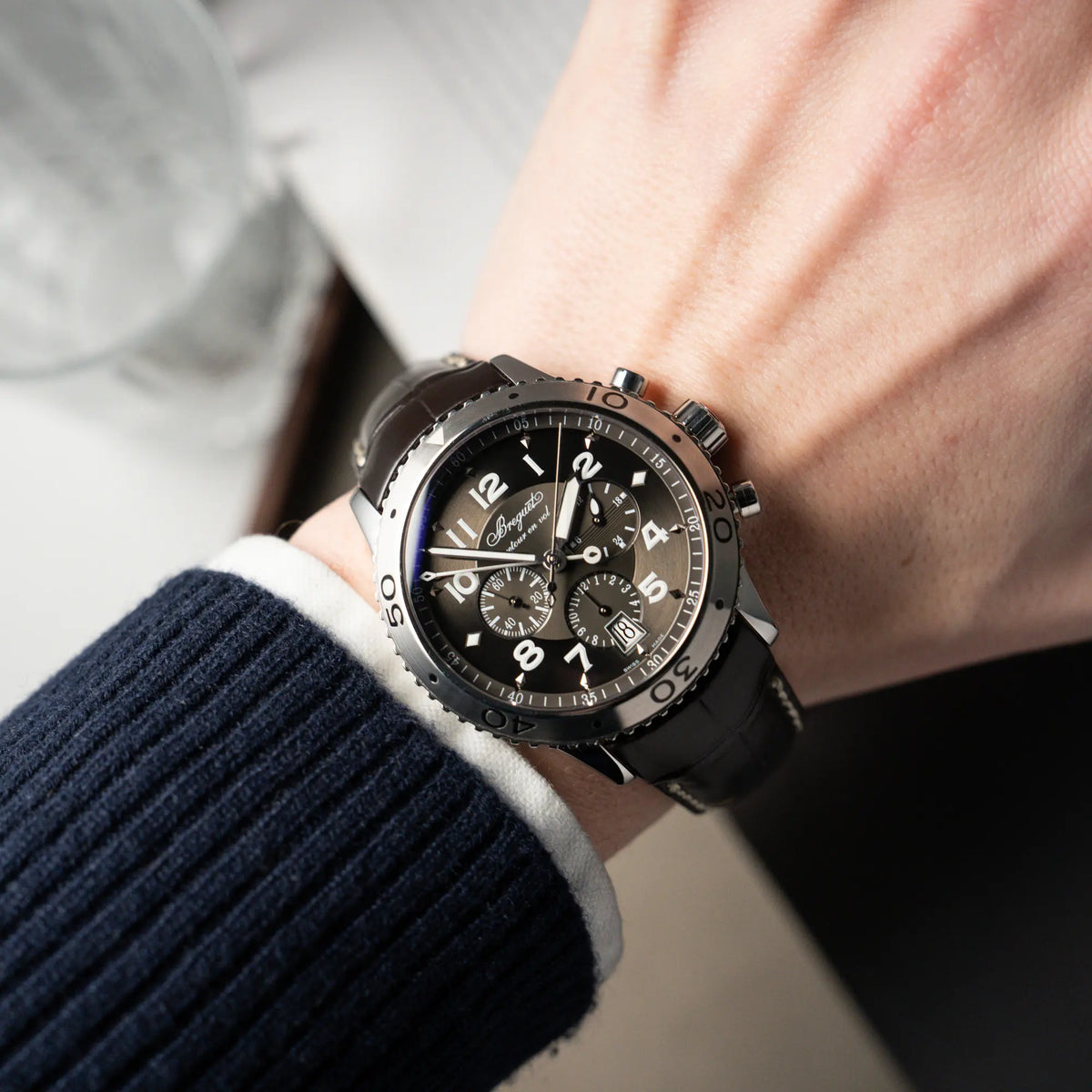 Wristshot mit dem Breguet Type XX Flyback Chronographen 3810ST mit braunem Zifferblatt