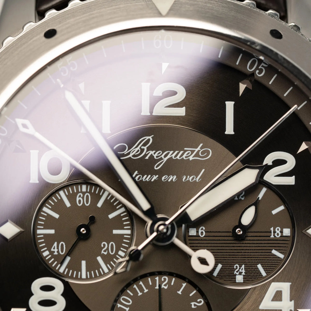 Detailaufnahme des Breguet Type XX Flyback Chronographen 3810ST mit braunem Zifferblatt 