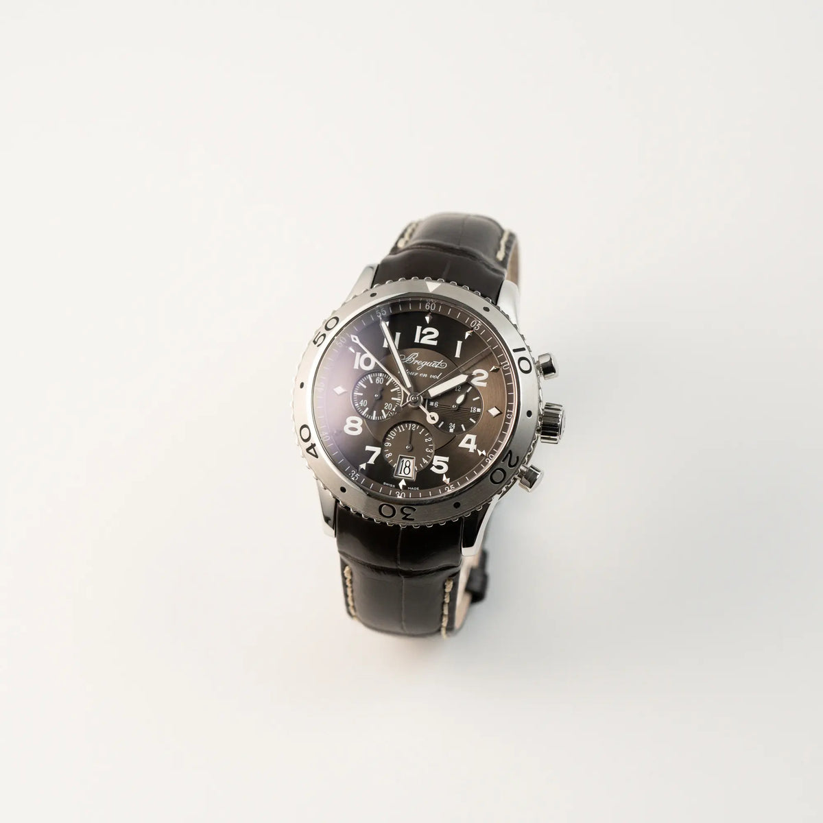 Leicht schräge Ansicht des Breguet Type XX Flyback Chronographen 3810ST mit braunem Zifferblatt