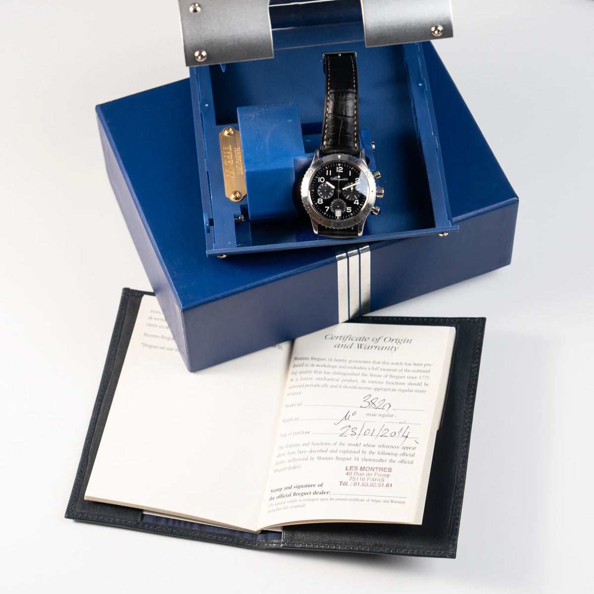 Breguet Type XX Aéronavale Transatlantique der Referenz 3820ST mit schwarzem Lack-Zifferblatt am originalen schwarzen Breguet-Lederband zusammen mit dem Lieferumfang bestehend aus der originalen blauen Breguet-Box mit Anlehnung an ein Flugzeug und die originalen Papiere