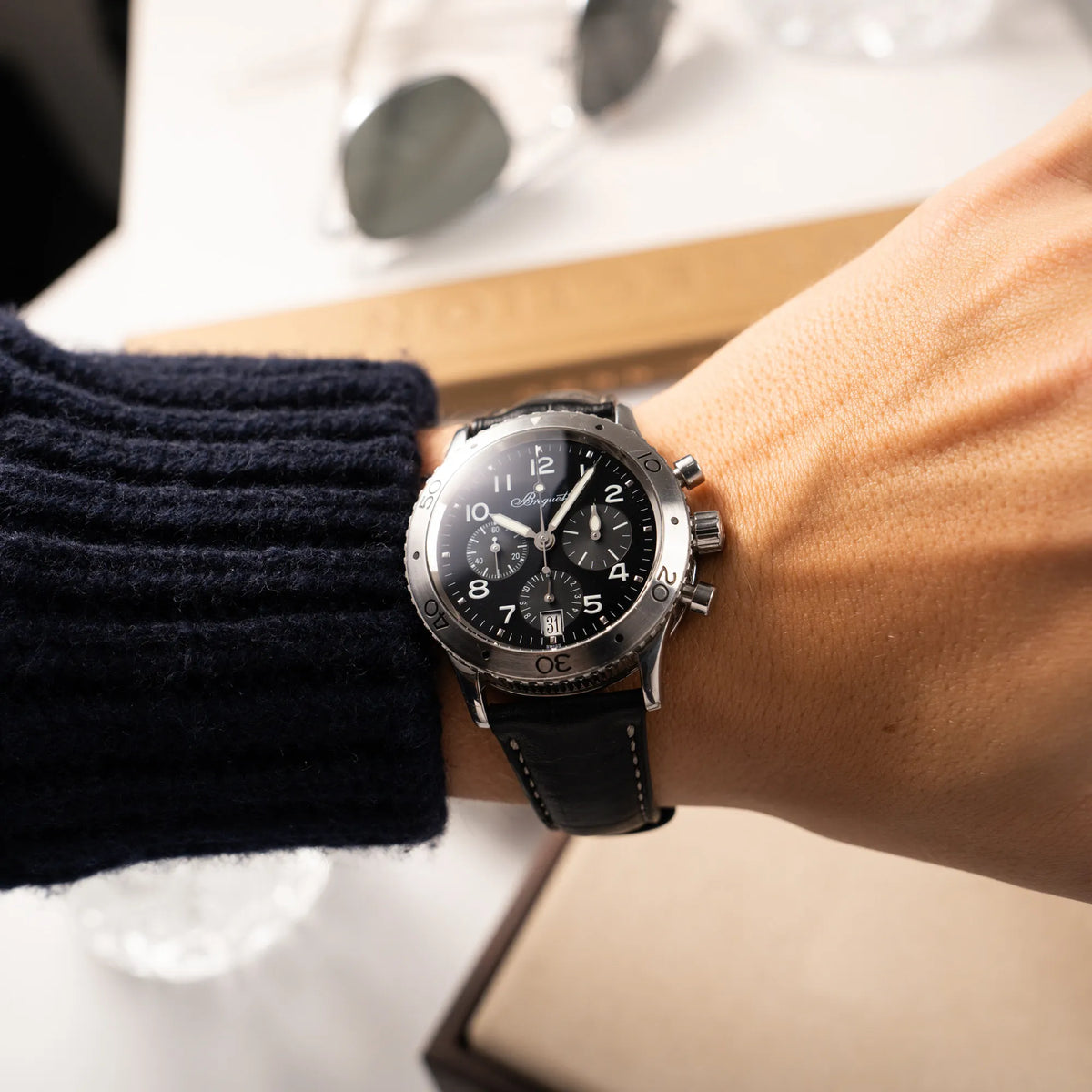 Wristshot mit der Breguet Type XX Aéronavale Transatlantique der Referenz 3820ST mit schwarzem Lack-Zifferblatt am originalen schwarzen Breguet-Lederband