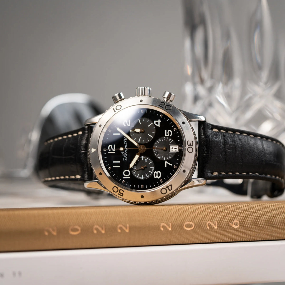 Produktfoto der Breguet Type XX Aéronavale Transatlantique der Referenz 3820ST mit schwarzem Lack-Zifferblatt am originalen schwarzen Breguet-Lederband