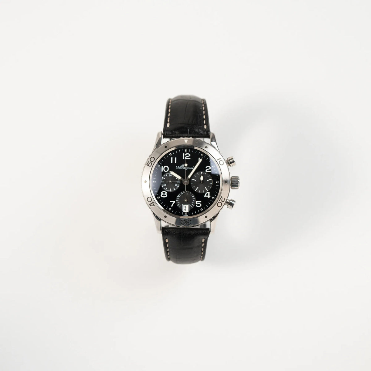 Frontale Ansicht der Breguet Type XX Aéronavale Transatlantique der Referenz 3820ST mit schwarzem Lack-Zifferblatt am originalen schwarzen Breguet-Lederband
