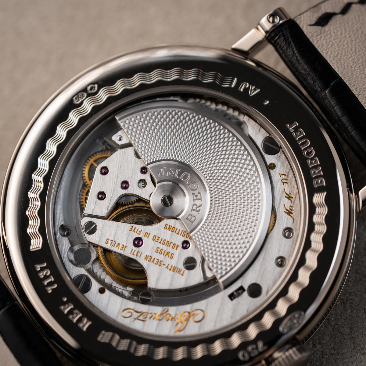 Detailaufnahme des Sichtbodens der Breguet Classique Moonphase der Referenz 7137 in Weissgold mit 3-fach guillochiertem Zifferblatt und Mondphase-Anzeige zeigt den Mikro-Rotor des Automatik-Uhrwerks 502.3 DR1