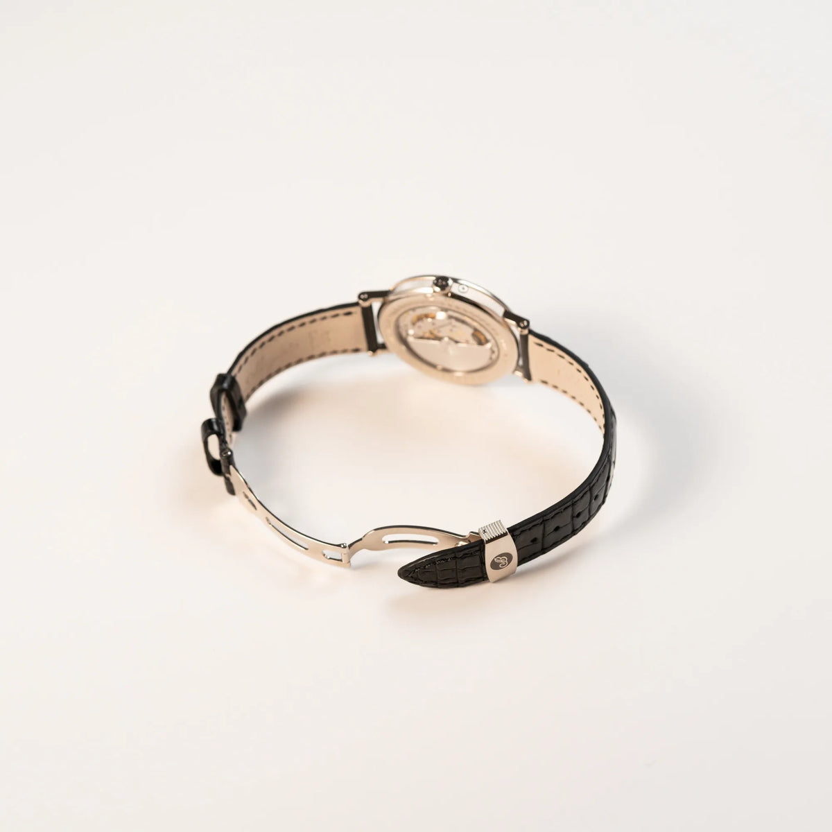 Geöffnete Faltschliesse aus Weißgold am originalen schwarzen Breguet-Lederband von der Breguet Classique Moonphase der Referenz 7137 in Weissgold mit 3-fach guillochiertem Zifferblatt und Mondphase-Anzeige