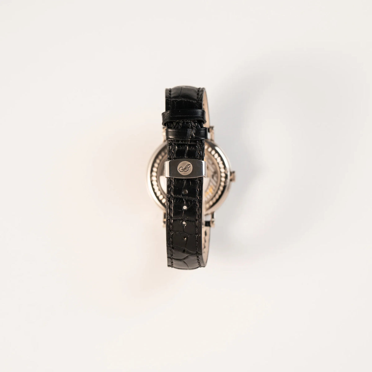 Rückansicht der Breguet Classique Moonphase der Referenz 7137 in Weissgold mit 3-fach guillochiertem Zifferblatt und Mondphase-Anzeige mit Blick auf die originale Schliesse 